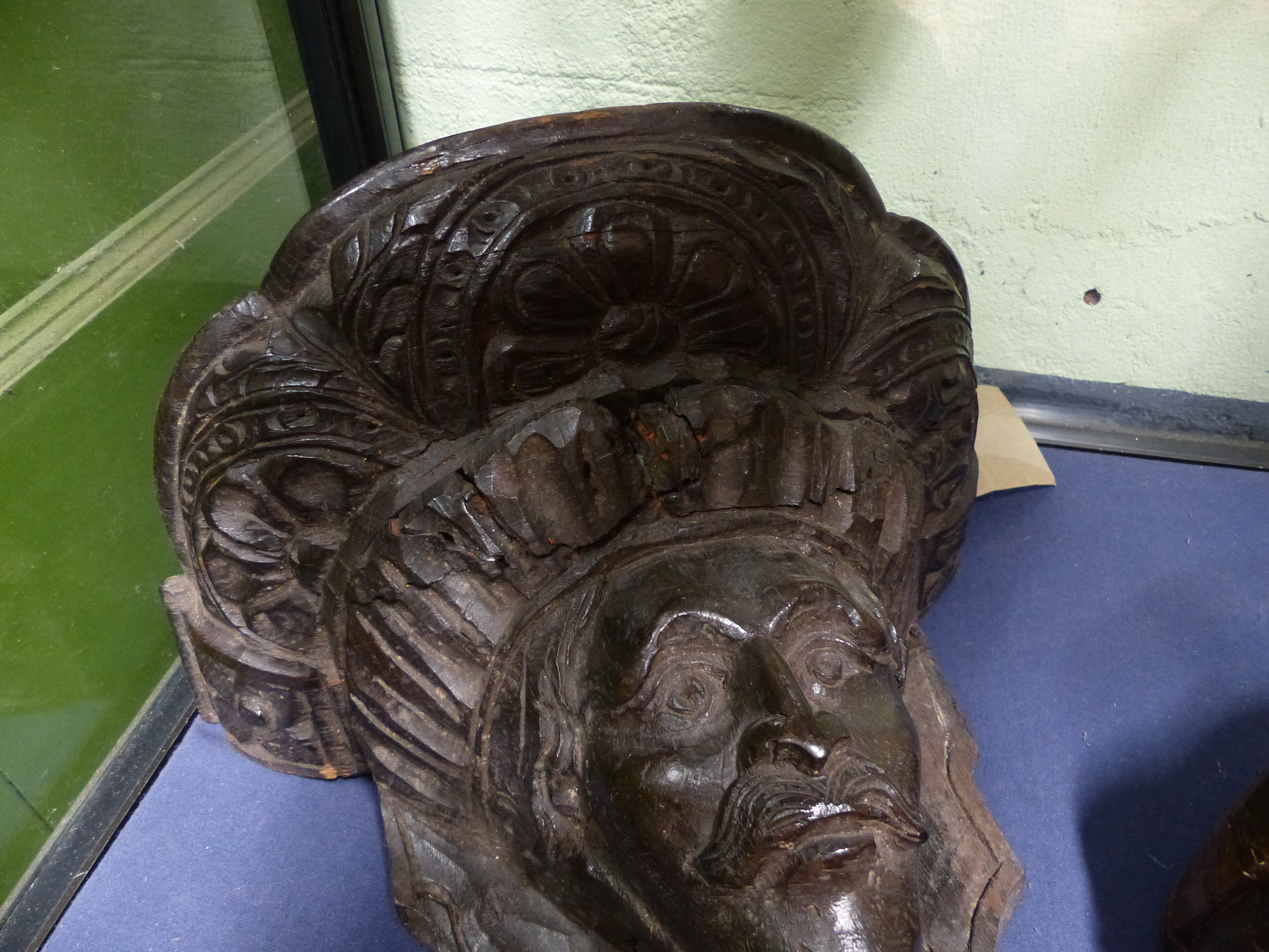 A PAIR OF EARLY CARVED OAK WALL BRACKETS, EACH DECORATED WITH THE FACE OF A MAN WITHIN SCROLLWORK - Bild 22 aus 22