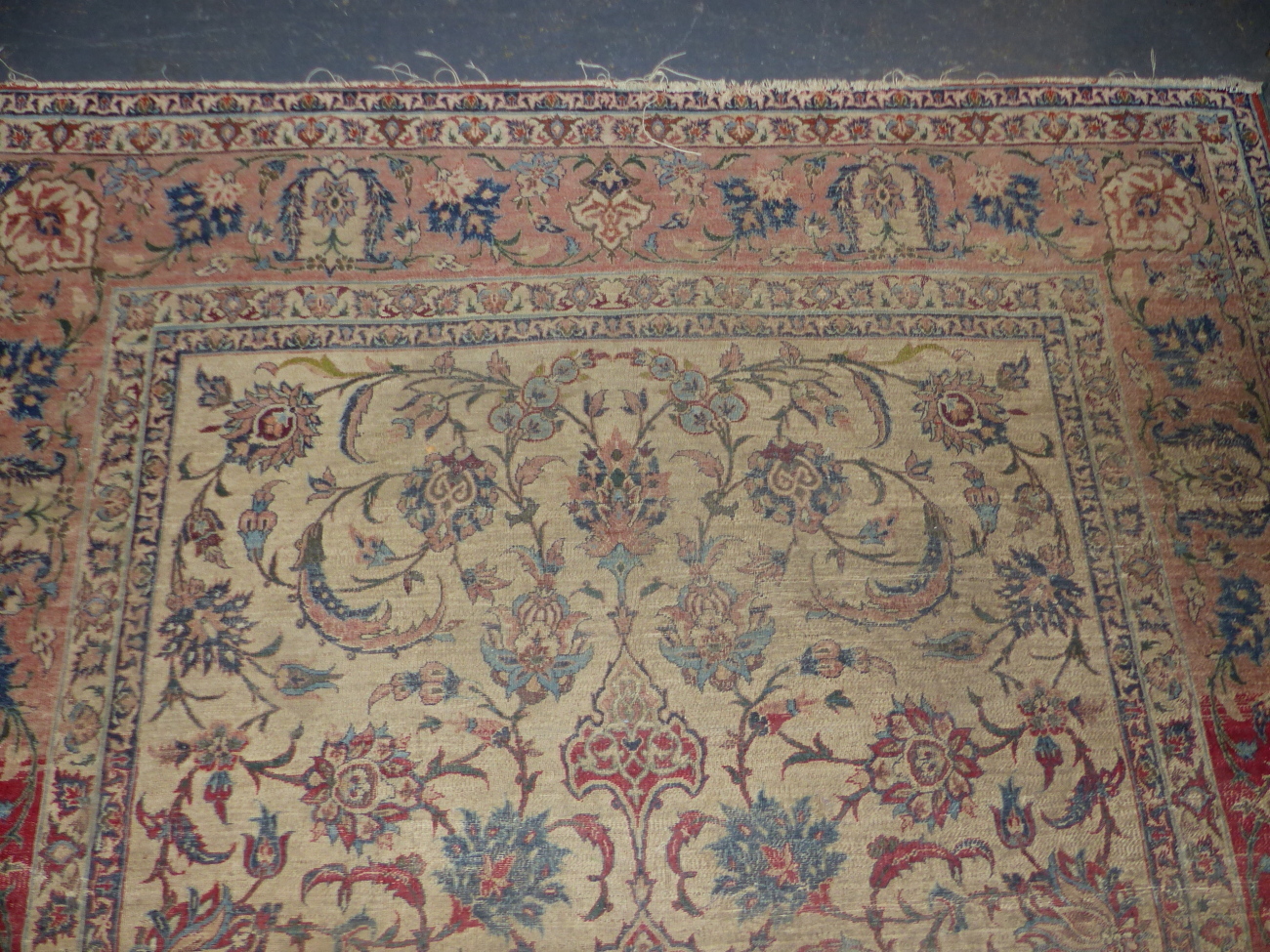 AN ANTIQUE PERSIAN ISFAHAN RUG. 207 x 145cms. - Image 4 of 7