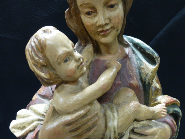 A CONTINENTAL CARVED AND POLYCHROME STANDING FIGURAL GROUP OF THE MADONNA AND CHILD WITH GILT - Bild 12 aus 32