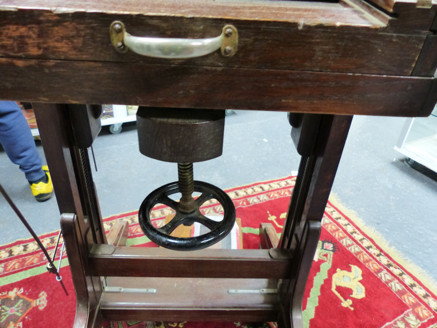 AN EARLY 20th.C.PHOTOGRAPHIC STUDIO PORTRAIT FULL PLATE CAMERA ON ADJUSTABLE STAND, LABELLED RAACO - Image 12 of 43