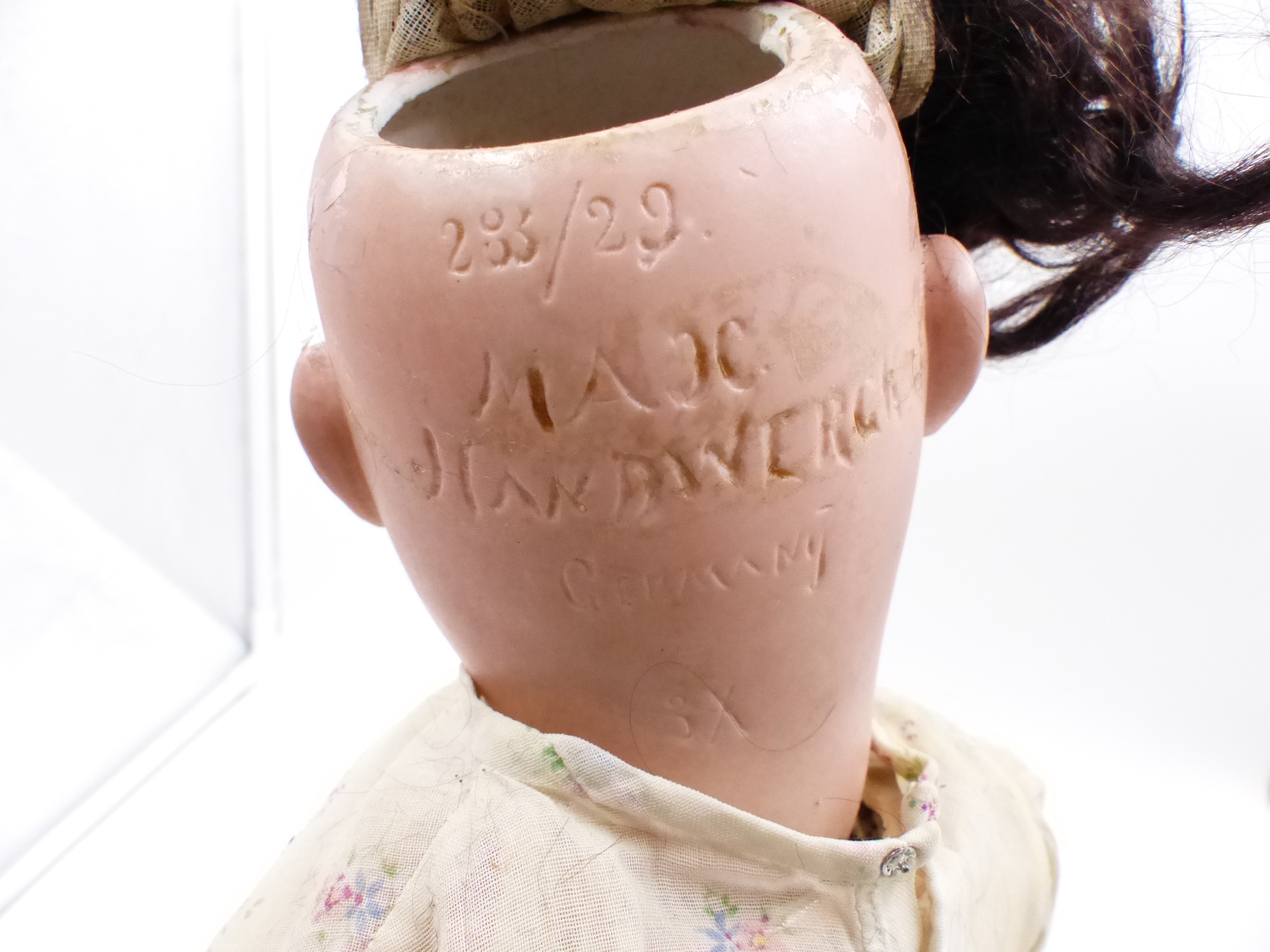 AN ANTIQUE MAX HANDWERKE BISQUE HEAD DOLL NO 283/29 WITH SLEEPING EYES AND JOINTED COMPOSITION BODAY - Image 32 of 96