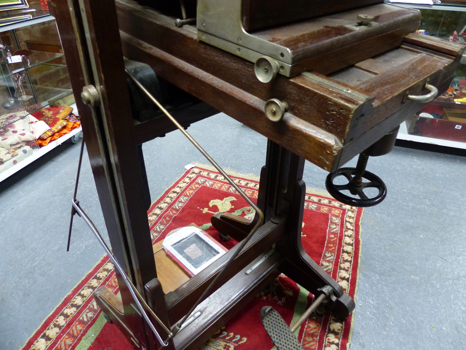 AN EARLY 20th.C.PHOTOGRAPHIC STUDIO PORTRAIT FULL PLATE CAMERA ON ADJUSTABLE STAND, LABELLED RAACO - Image 37 of 43