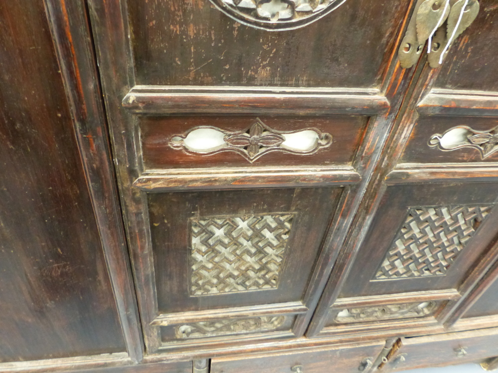 AN IMPRESSIVE CHINESE CARVED CABINET WITH TWO PIERCED PANEL DOORS ABOVE THREE BASE DRAWERS. H.166 - Image 9 of 29