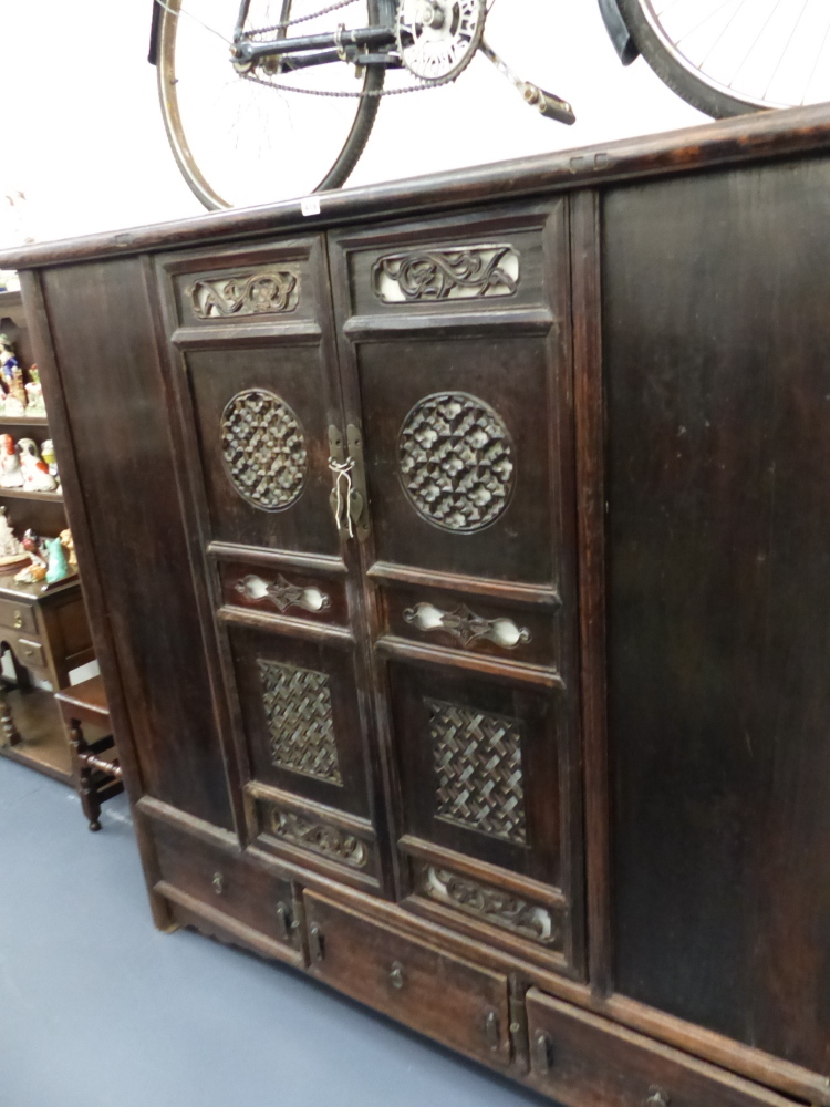 AN IMPRESSIVE CHINESE CARVED CABINET WITH TWO PIERCED PANEL DOORS ABOVE THREE BASE DRAWERS. H.166 - Image 4 of 29