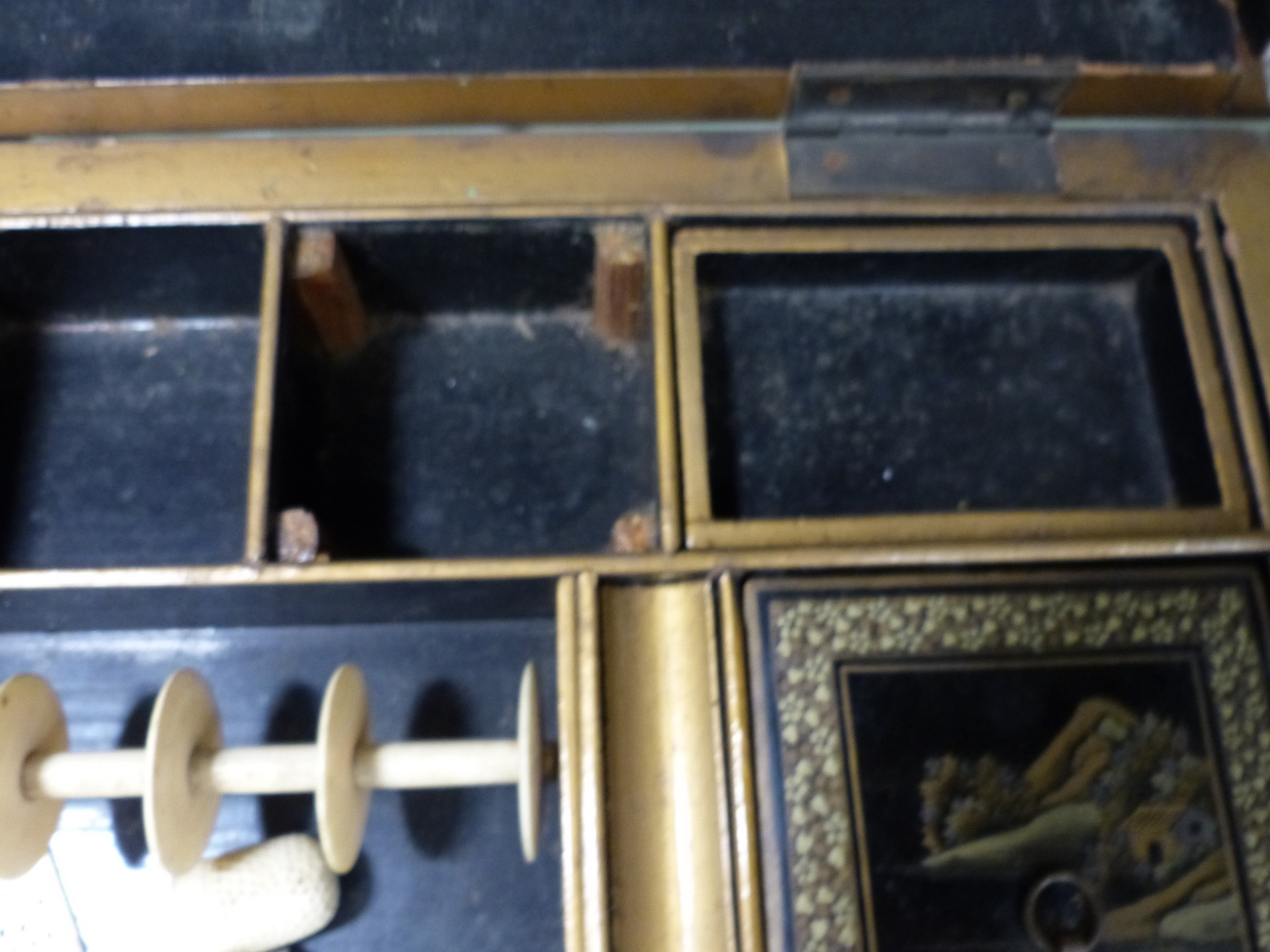 A CHINESE EXPORT LACQUER WORK/WRITING BOX WITH FITTED INTERIOR AND BASE DRAWER ENCLOSING WRITING - Image 16 of 21