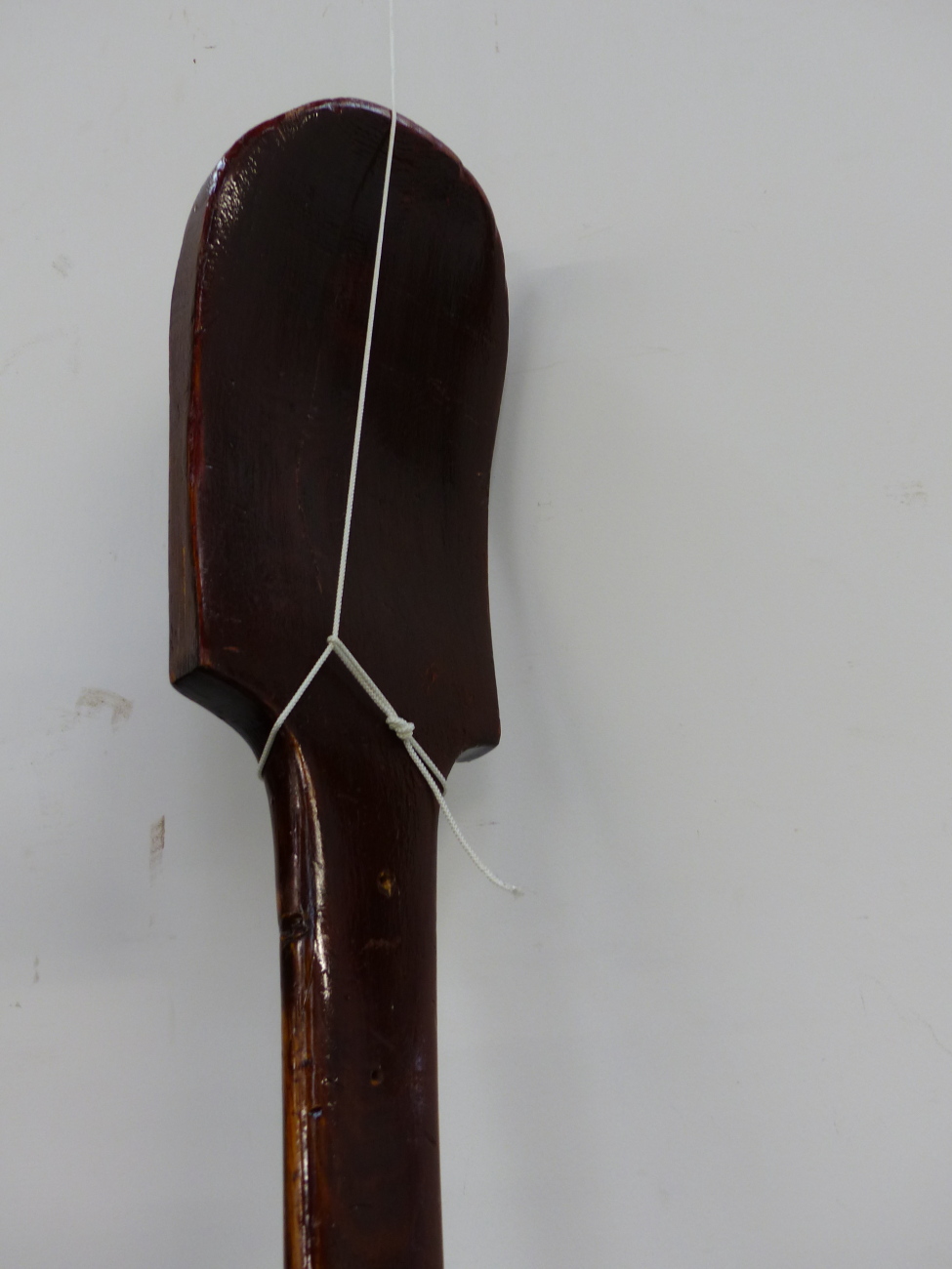 AN UNUSUAL CARVED PINE FOLK ART LARGE WOODEN SPOON, POSSIBLY A CUTLER'S SIGN. L.156cms (APPROX) - Bild 7 aus 12