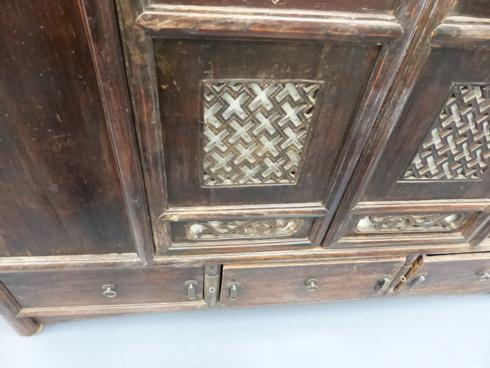 AN IMPRESSIVE CHINESE CARVED CABINET WITH TWO PIERCED PANEL DOORS ABOVE THREE BASE DRAWERS. H.166 - Image 10 of 29