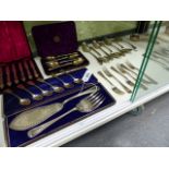 A QUANTITY OF FLATWARE TO INCLUDE A SET OF SIX SILVER HALLMARKED TEASPOONS, A SET OF FOUR CASED