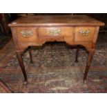 AN 18th.C.MAHOGANY LOWBOY SIDE TABLE WITH THREE DRAWERS ON CARVED AND TURNED