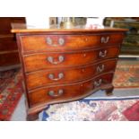 A FINE ANTIQUE MAHOGANY GEORGIAN SERPENTINE FORM CHEST OF FOUR GRADUATED DRAWERS WITH ORIGINAL