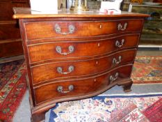A FINE ANTIQUE MAHOGANY GEORGIAN SERPENTINE FORM CHEST OF FOUR GRADUATED DRAWERS WITH ORIGINAL