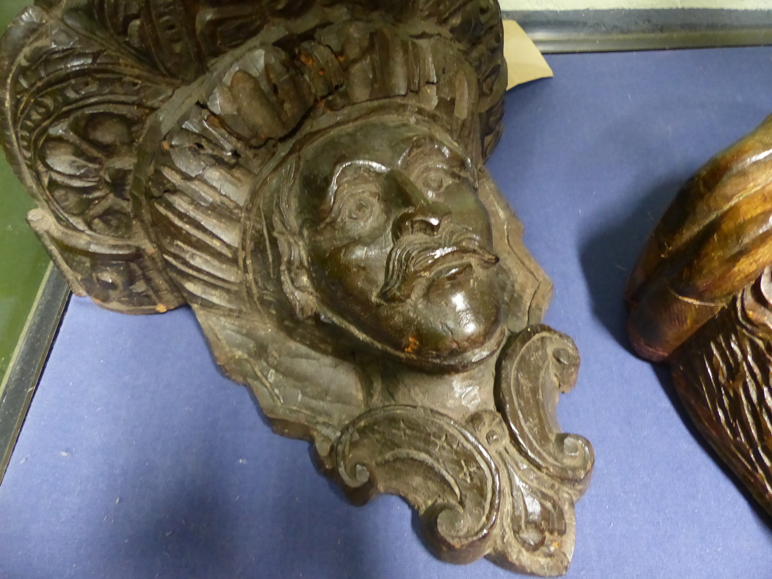A PAIR OF EARLY CARVED OAK WALL BRACKETS, EACH DECORATED WITH THE FACE OF A MAN WITHIN SCROLLWORK - Bild 21 aus 22
