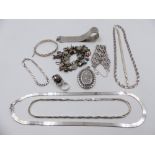 A SELECTION OF SILVER JEWELLERY, ETC TO INCLUDE A COLLECTABLE SILVER TOURIST CHARM BRACELET, A