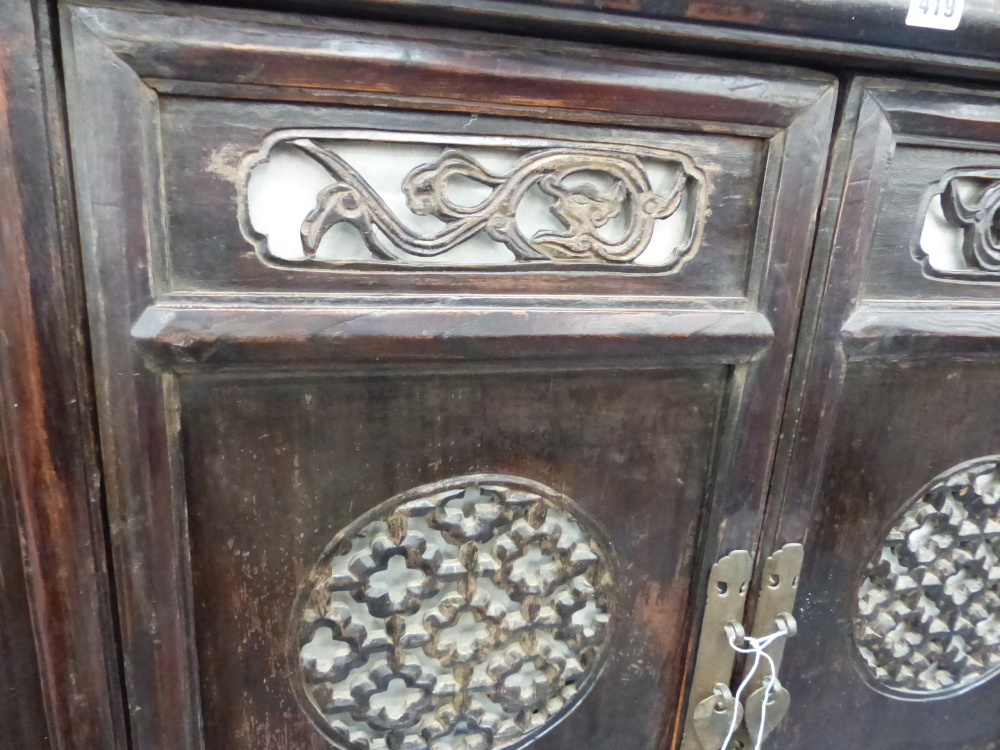 AN IMPRESSIVE CHINESE CARVED CABINET WITH TWO PIERCED PANEL DOORS ABOVE THREE BASE DRAWERS. H.166 - Image 7 of 29