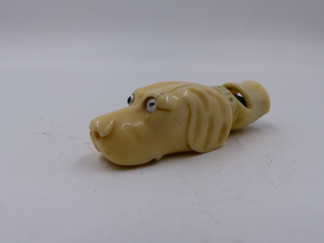 AN ANTIQUE CARVED IVORY WHISTLE IN THE FORM OF A DOG'S HEAD. W.6.5cms. - Bild 2 aus 10