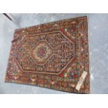 AN ANTIQUE PERSIAN HAMADAN RUG. 154x112cms.