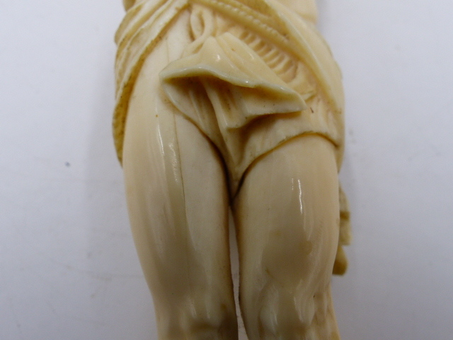 AN ANTIQUE CARVED IVORY CORPUS CHRISTI. H.22cms. - Bild 19 aus 20