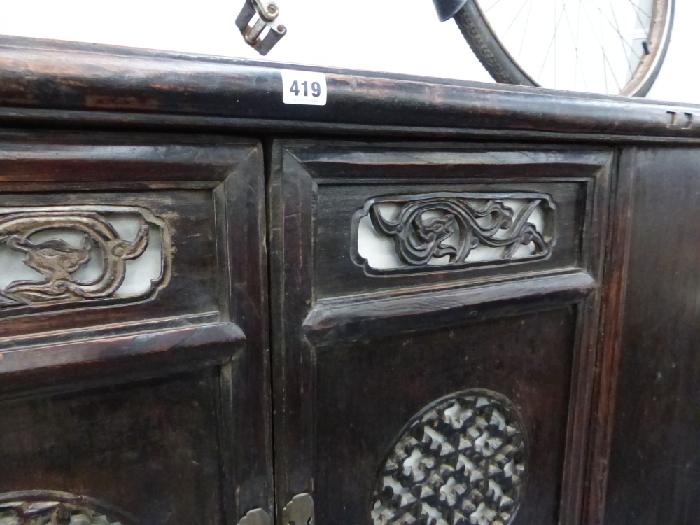 AN IMPRESSIVE CHINESE CARVED CABINET WITH TWO PIERCED PANEL DOORS ABOVE THREE BASE DRAWERS. H.166 - Image 14 of 29