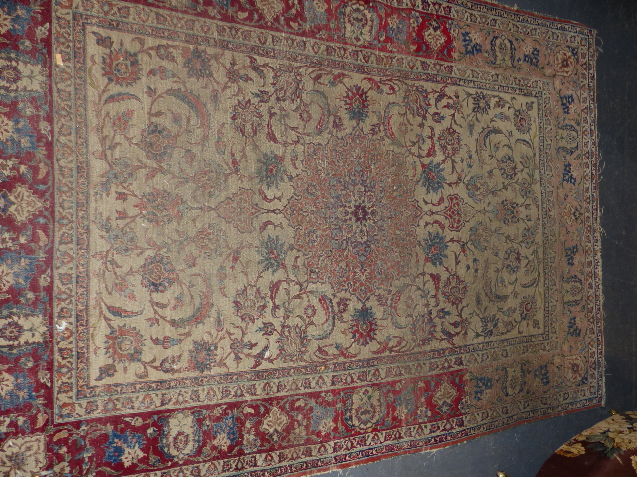 AN ANTIQUE PERSIAN ISFAHAN RUG. 207 x 145cms.