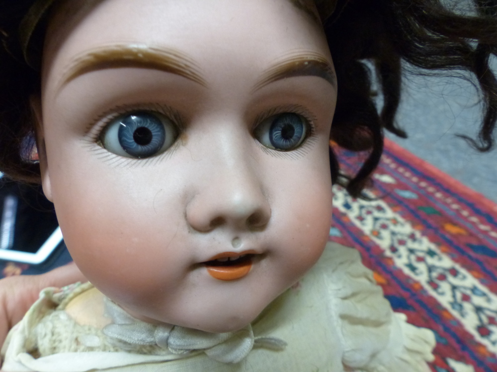 AN ANTIQUE MAX HANDWERKE BISQUE HEAD DOLL NO 283/29 WITH SLEEPING EYES AND JOINTED COMPOSITION BODAY - Image 60 of 96