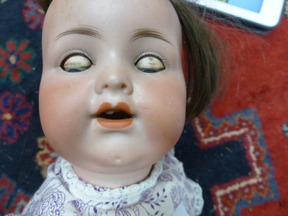 AN ANTIQUE MAX HANDWERKE BISQUE HEAD DOLL NO 283/29 WITH SLEEPING EYES AND JOINTED COMPOSITION BODAY - Image 38 of 96