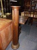 AN ANTIQUE CARVED FLUTED COLUMN WITH GILT DECORATION. H.112cms.