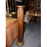 AN ANTIQUE CARVED FLUTED COLUMN WITH GILT DECORATION. H.112cms.