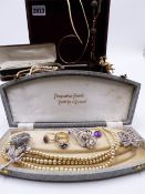 A SELECTION OF VINTAGE COSTUME JEWELLERY PIECES.