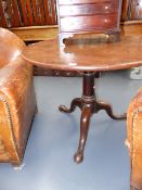 A GEORGIAN MAHOGANY BIRDCAGE TILT TOP TABLE WITH GUNBARREL TAPERED PEDESTAL AND TRIFID SCROLL LEGS