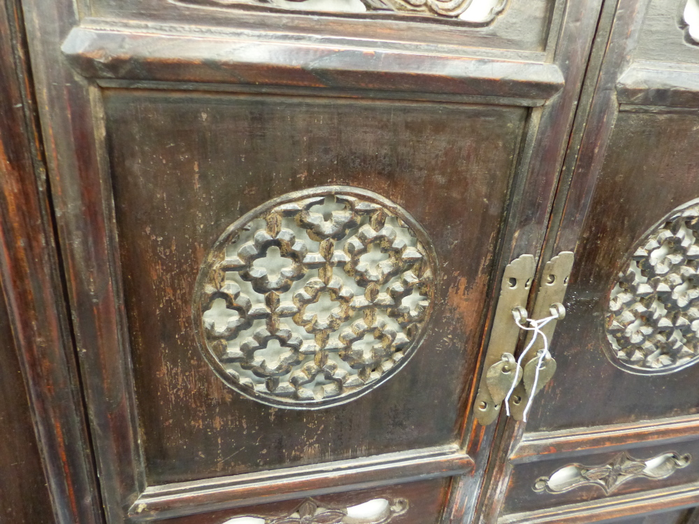 AN IMPRESSIVE CHINESE CARVED CABINET WITH TWO PIERCED PANEL DOORS ABOVE THREE BASE DRAWERS. H.166 - Image 8 of 29