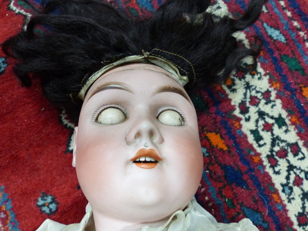 AN ANTIQUE MAX HANDWERKE BISQUE HEAD DOLL NO 283/29 WITH SLEEPING EYES AND JOINTED COMPOSITION BODAY - Image 58 of 96