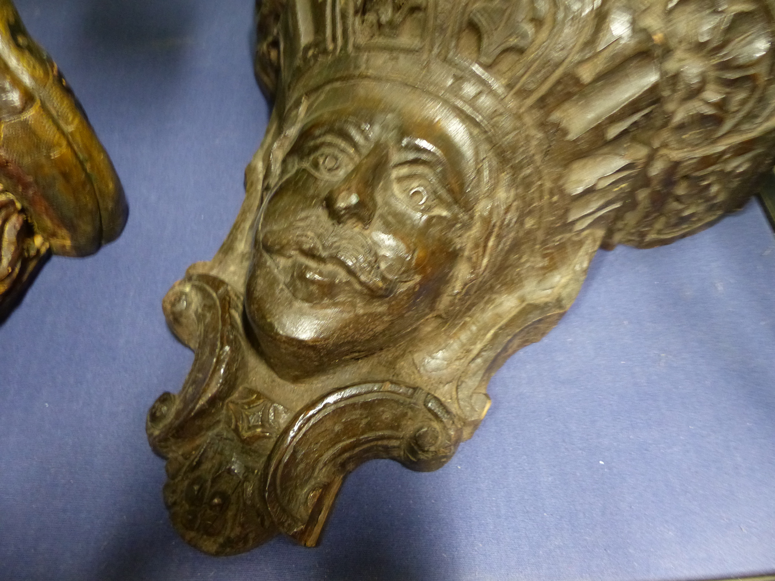 A PAIR OF EARLY CARVED OAK WALL BRACKETS, EACH DECORATED WITH THE FACE OF A MAN WITHIN SCROLLWORK - Bild 17 aus 22