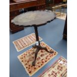 AN ANTIQUE MAHOGANY PIE CRUST TRIPOD TABLE WITH CARVED LEGS AND CLAW AND BALL FEET. D.52cms.