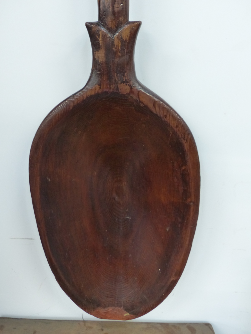 AN UNUSUAL CARVED PINE FOLK ART LARGE WOODEN SPOON, POSSIBLY A CUTLER'S SIGN. L.156cms (APPROX) - Bild 5 aus 12