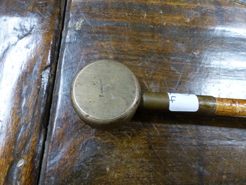 AN UNUSUAL VINTAGE GOLF PUTTER WITH BUTTON FORM BRONZE HEAD. - Image 6 of 11
