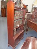 A MAHOGANY GEORGIAN STYLE BOOKCASE CABINET WITH THREE SHELVES ABOVE LOWER TWO DOOR CUPBOARD