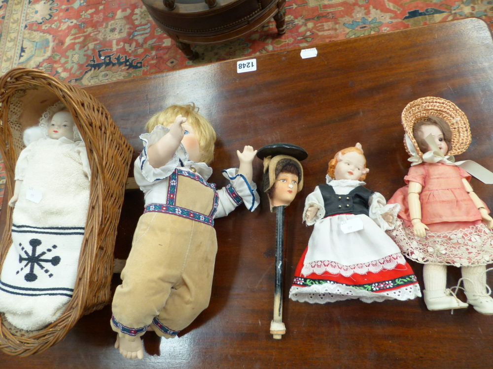 A COLLECTION OF VARIOUS DOLLS, TEDDY BEAR'S CLOTHING, A DOLL'S BED AND OTHER TOYS. (QTY) - Image 50 of 173