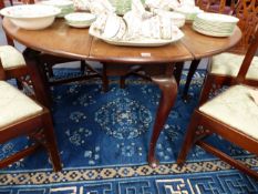 A GOOD QUALITY MAHOGANY GEORGIAN DROP LEAF DINING TABLE WITH SHAPED APRON ENDS AND CABRIOLE LEGS