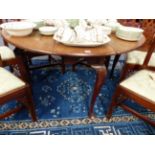 A GOOD QUALITY MAHOGANY GEORGIAN DROP LEAF DINING TABLE WITH SHAPED APRON ENDS AND CABRIOLE LEGS