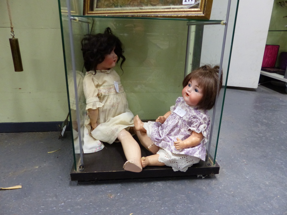 AN ANTIQUE MAX HANDWERKE BISQUE HEAD DOLL NO 283/29 WITH SLEEPING EYES AND JOINTED COMPOSITION BODAY - Image 35 of 96