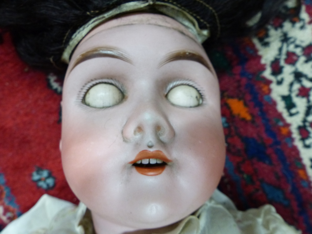 AN ANTIQUE MAX HANDWERKE BISQUE HEAD DOLL NO 283/29 WITH SLEEPING EYES AND JOINTED COMPOSITION BODAY - Image 59 of 96