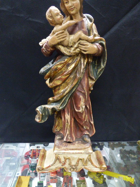 A CONTINENTAL CARVED AND POLYCHROME STANDING FIGURAL GROUP OF THE MADONNA AND CHILD WITH GILT - Bild 4 aus 32