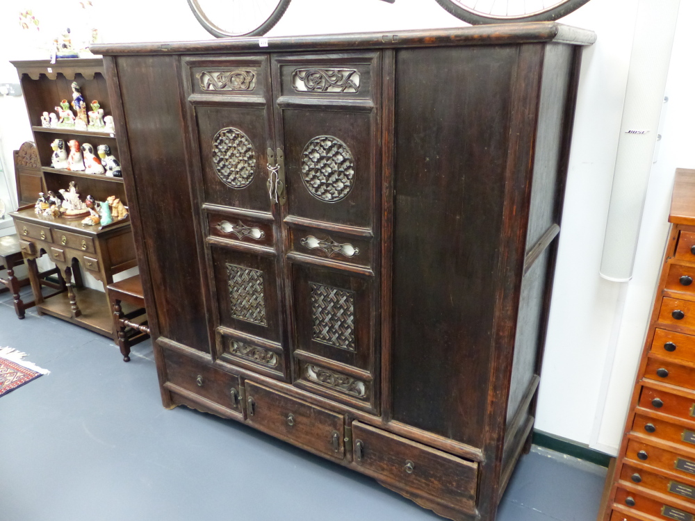 AN IMPRESSIVE CHINESE CARVED CABINET WITH TWO PIERCED PANEL DOORS ABOVE THREE BASE DRAWERS. H.166 - Image 2 of 29