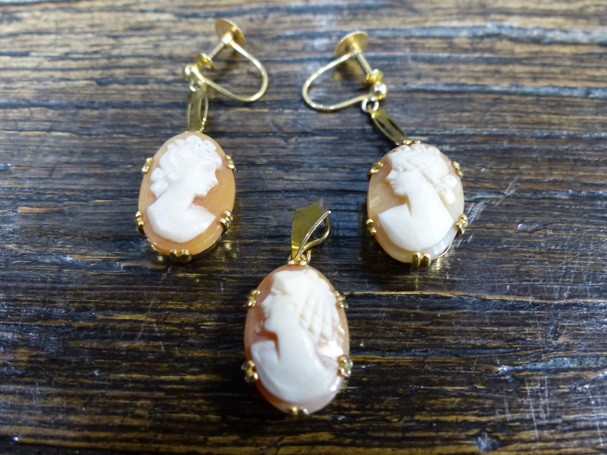 A PAIR OF 9ct GOLD SCREW BACK DROP CAMEO PORTRAIT EARRINGS, HALLMARKED CHESTER 1954, MAKERS MARK WJP