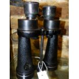 A PAIR OF MILITARY MARKED BARR & STROUD BINOCULARS 7x, SERIEL No.3927 WITH LEATHER CASE.