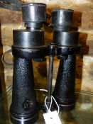 A PAIR OF MILITARY MARKED BARR & STROUD BINOCULARS 7x, SERIEL No.3927 WITH LEATHER CASE.