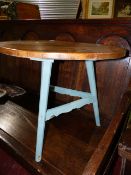 A COUNTRY PINE SMALL CRICKET TABLE WITH PAINTED BASE. D.60cms.