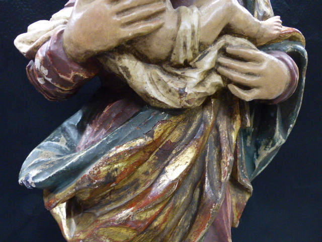 A CONTINENTAL CARVED AND POLYCHROME STANDING FIGURAL GROUP OF THE MADONNA AND CHILD WITH GILT - Bild 10 aus 32