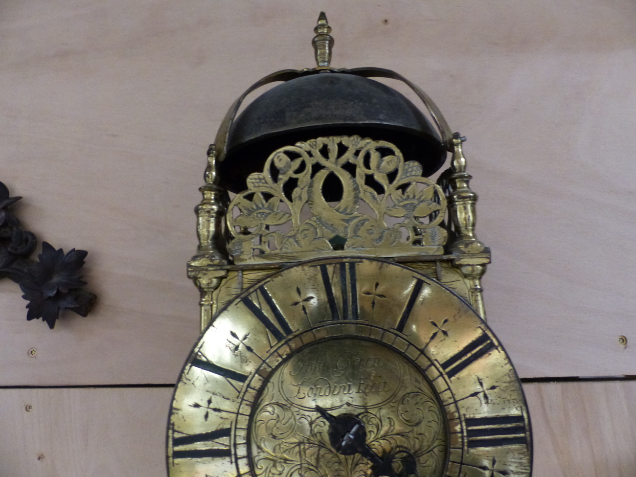 AN EARLY LANTERN CLOCK IN BRASS FRAME CASE. 6.5" DIAL SIGNED JOHN GREEN FECIT, LONDON MOUNTED ON - Image 13 of 40