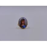 A PAINTED PORTRAIT MINIATURE RING OF A SCOTTISH LADY IN NATIONAL DRESS, HALLMARKED 9ct. GOLD CHESTER
